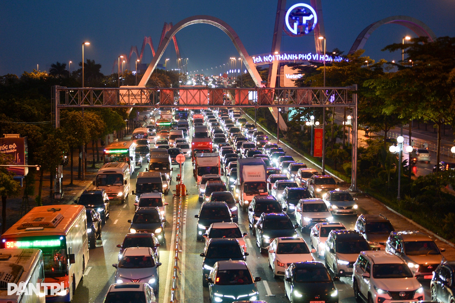 Hơn 2 ngày sau mưa như trút nước đường Võ Chí Công vẫn ngập gần nửa mét - 1