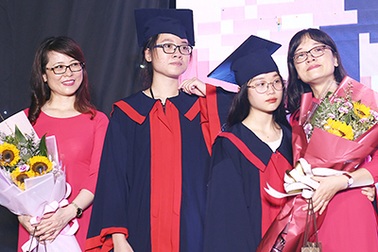 Thầy cô và học trò cuối cấp THPT Chuyên ngữ đong đầy cảm xúc đêm tri ân