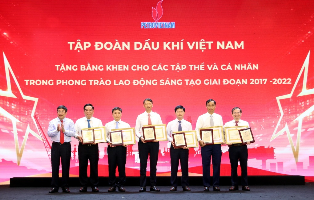 PV GAS nhận khen thưởng tại Hội nghị tổng kết ngành dầu khí - 2 PV GAS nhận khen thưởng tại Hội nghị tổng kết ngành dầu khí - 2