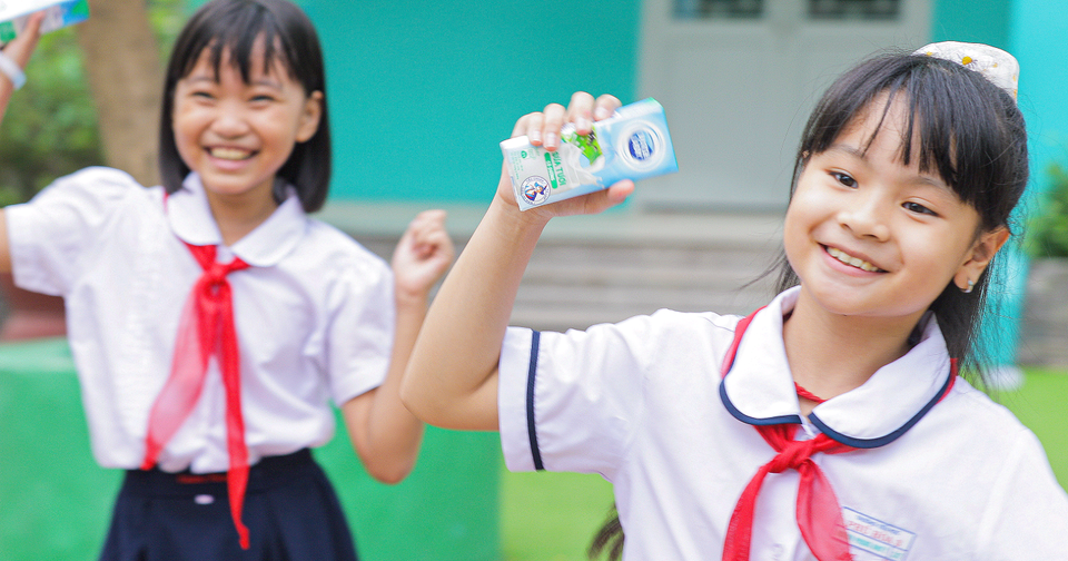 Phát sốt với loạt khoảnh khắc đáng yêu của bé cùng vũ điệu uống sữa - 7 Phát sốt với loạt khoảnh khắc đáng yêu của bé cùng vũ điệu uống sữa - 7