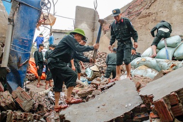 CSCĐ cùng người dân khắc phục hậu quả bão Bualoi