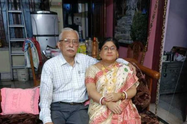 Cụ ông làm tượng vợ quá cố đặt trong nhà, hàng ngày chải tóc, khoác vai