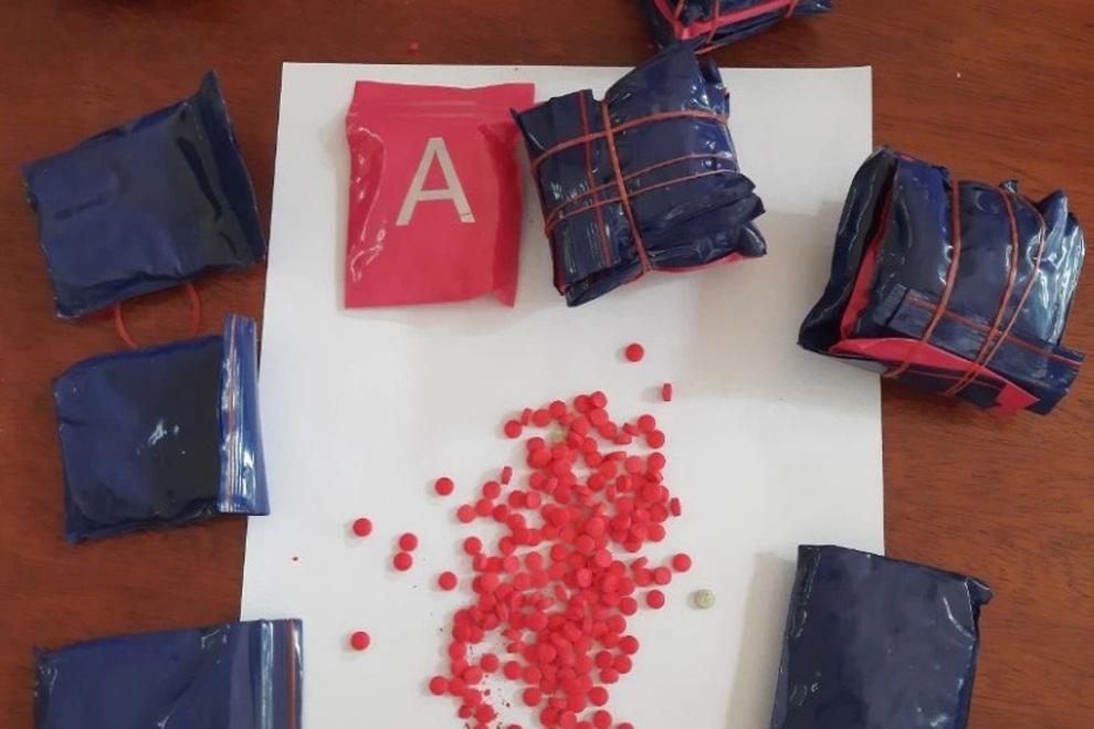 Bắt được gần 4.000 viên ma túy trong túi nilon bên đường - 1 Bắt được gần 4.000 viên ma túy trong túi nilon bên đường - 1