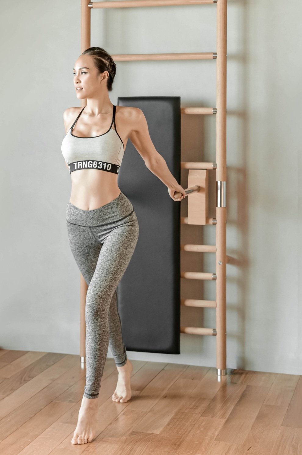 Bế con sai tư thế, MC Phương Mai bị mắc hội chứng lưng phẳng - 4 Bế con sai tư thế, MC Phương Mai bị mắc hội chứng lưng phẳng - 4