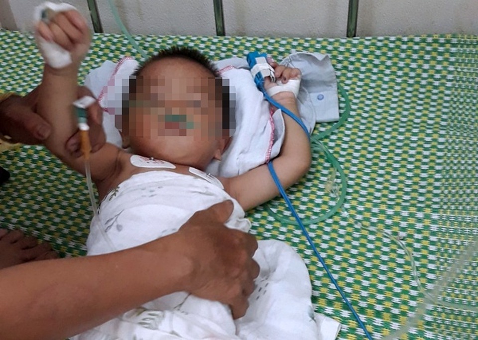 Bé trai 19 tháng tuổi bị bỏ quên 3 tiếng trên xe ô tô giữa trời nắng gắt - 2 Bé trai 19 tháng tuổi bị bỏ quên 3 tiếng trên xe ô tô giữa trời nắng gắt - 2