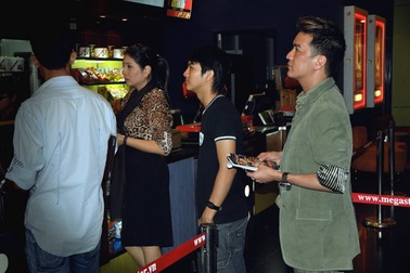 Mr Đàm xếp hàng mua vé xem phim