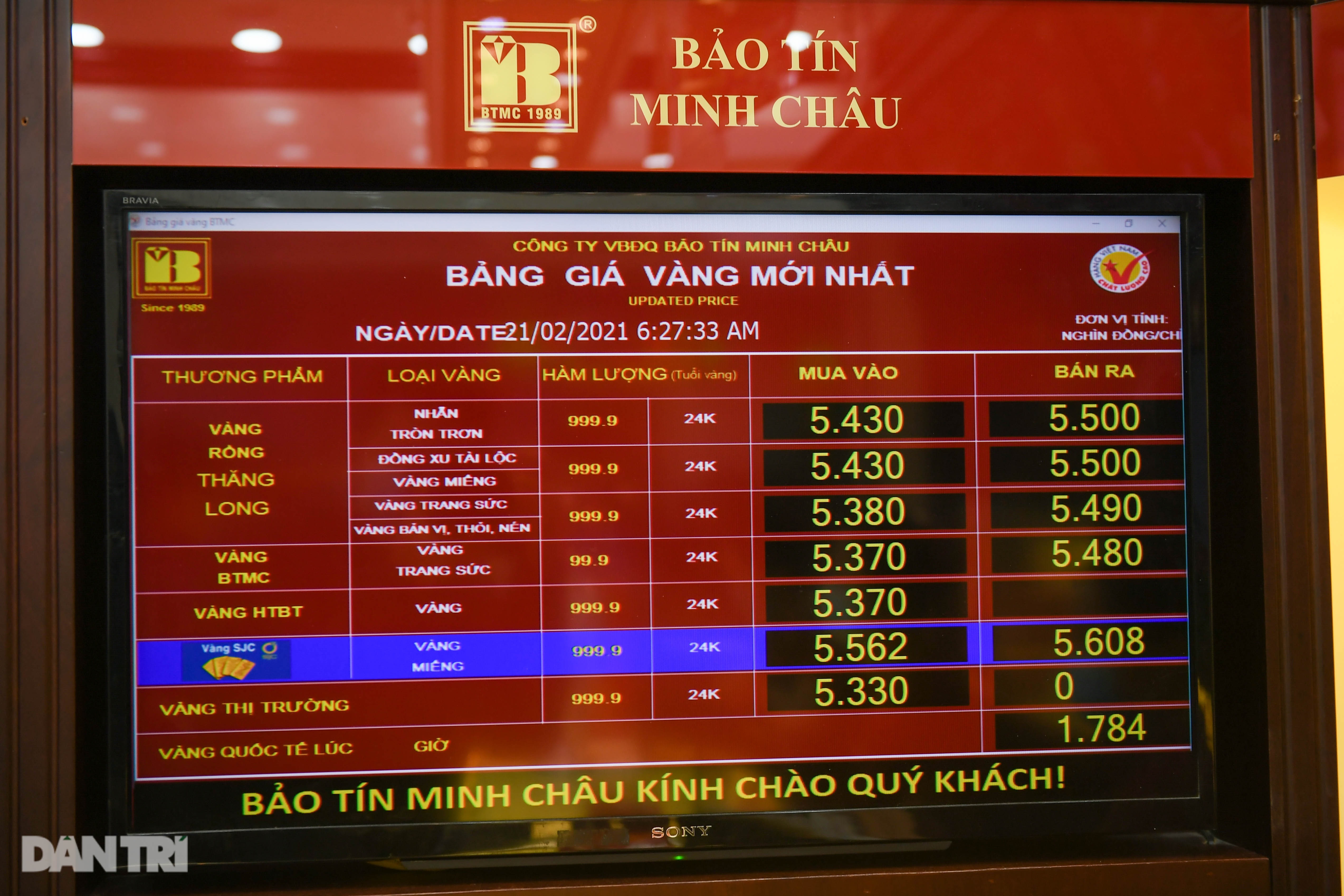 Người dân Hà Nội xếp hàng từ 3h sáng mua vàng ngày vía Thần Tài - 19