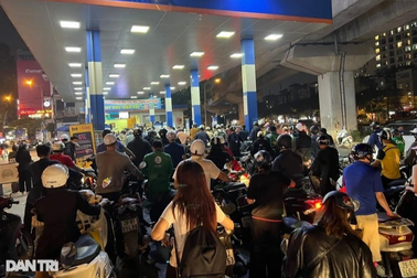 Hà Nội: Đảo lộn sinh hoạt vì khổ sở xếp hàng mua xăng từ nửa đêm