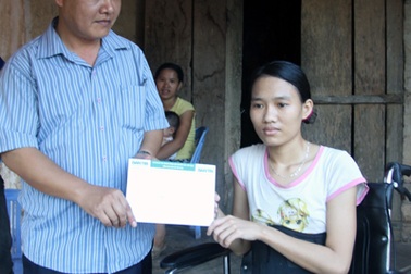 Quà bạn đọc trở lại với cô sinh viên bị tai nạn 