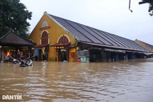 Lũ lên nhanh, người dân phố cổ Hội An khẩn trương sơ tán trong đêm