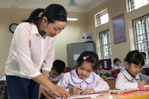 Hà Nội: Vợ chồng nhà giáo mò cua bắt ốc để có tiền đi học nâng chuẩn