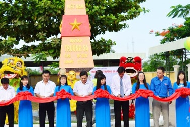 Mô hình cột mốc chủ quyền Trường Sa đầu tiên trong trường học   