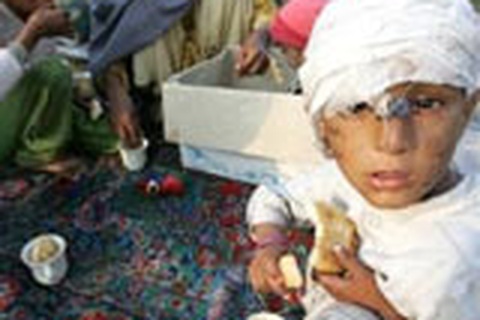 Pakistan: Người sống sót đang đợi chờ trong giận dữ