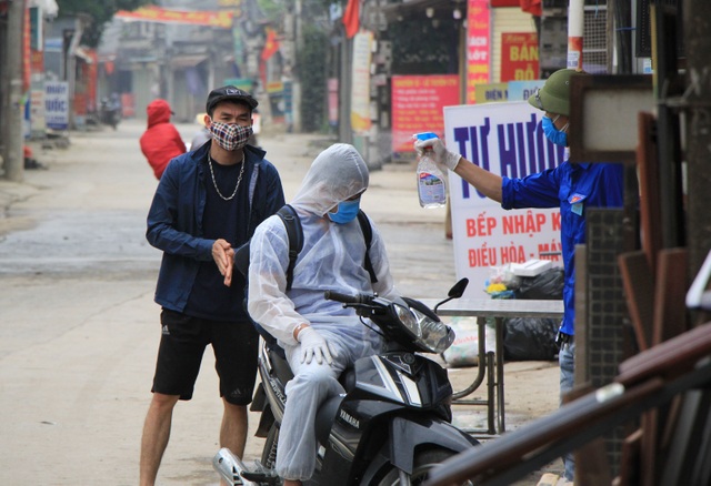 Tiếp tế lương thực qua rào cách ly tại ổ dịch Hạ Lôi - 18 Tiếp tế lương thực qua rào cách ly tại ổ dịch Hạ Lôi - 18