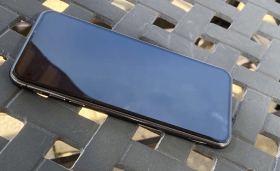 Lộ ảnh thật iPhone thế hệ mới với cụm 4 camera, không còn tai thỏ - 1 Lộ ảnh thật iPhone thế hệ mới với cụm 4 camera, không còn tai thỏ - 1