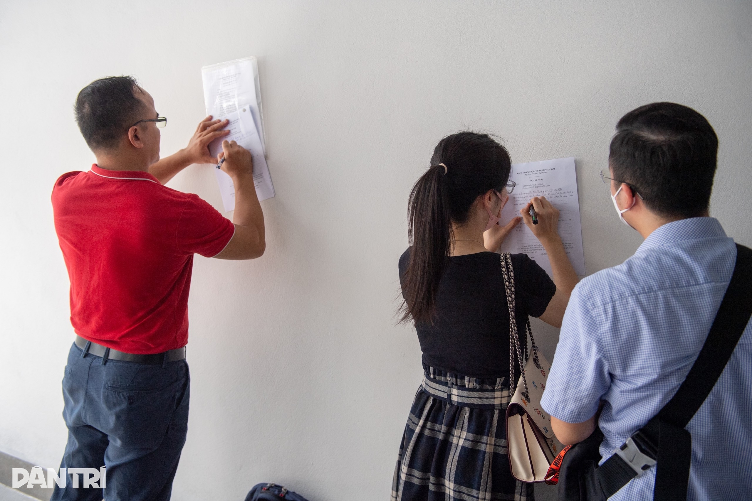 सैकड़ों अभिभावकों ने स्कूल को घेरा: नाम तु लिएम शिक्षा एवं प्रशिक्षण विभाग के प्रतिनिधि ने मांगी माफ़ी - 2 Hàng trăm phụ huynh vây trường: Đại diện Phòng GDĐT Nam Từ Liêm xin lỗi - 2