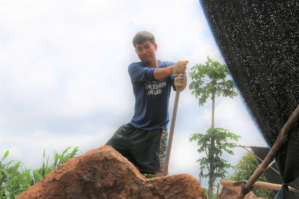 Chẻ đá giữa đại ngàn Tây Nguyên, lao động vất vả kiếm tiền mùa xây dựng - 3 Chẻ đá giữa đại ngàn Tây Nguyên, lao động vất vả kiếm tiền mùa xây dựng - 3