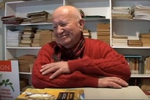 Cụ ông tự học hơn 100 ngôn ngữ cổ