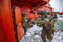 Sức mạnh của đặc nhiệm Nga trong cuộc tập trận trên băng tuyết