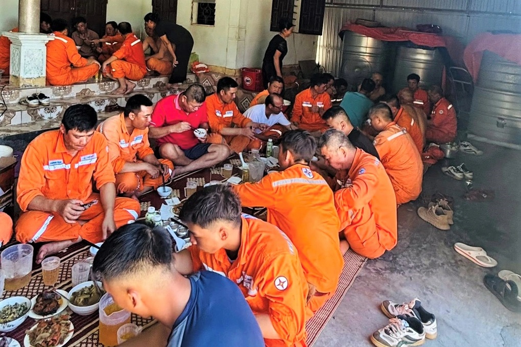 Dân vùng bão góp tiền đi chợ nấu cơm, mời 30 thợ điện đến nhà dùng bữa - 3 Dân vùng bão góp tiền đi chợ nấu cơm, mời 30 thợ điện đến nhà dùng bữa - 3