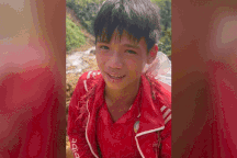 Những đứa trẻ trong vùng sạt lở Lào Cai đi bộ "cõng" đồ từ thiện về nhà