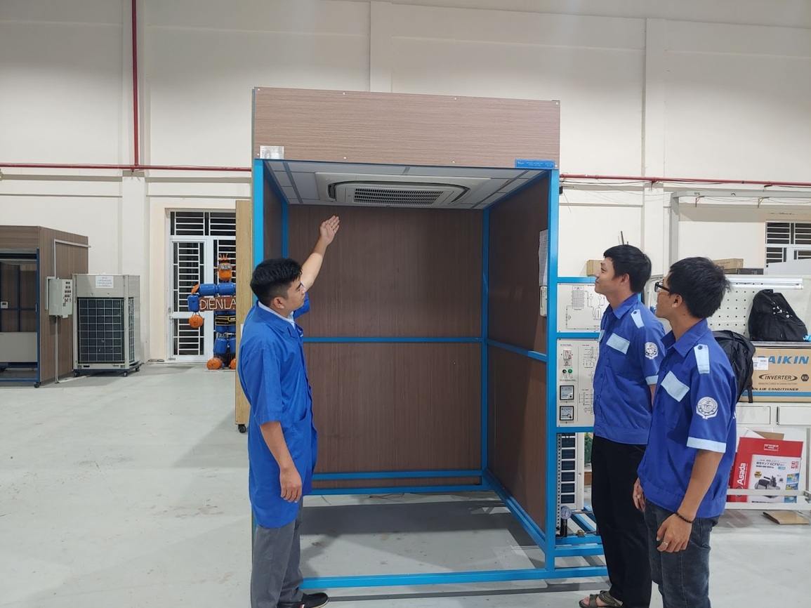 Tâm huyết của thầy giáo khiến phụ huynh thay đổi suy nghĩ về nghề điện lạnh - 2 Tâm huyết của thầy giáo khiến phụ huynh thay đổi suy nghĩ về nghề điện lạnh - 2