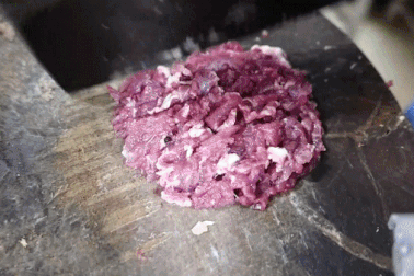 Cô gái 23 tuổi nối nghiệp mẹ nấu phở gia truyền, ngày bán 400 bát