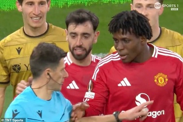 Ngôi sao Man Utd cầu xin trọng tài không thổi phạt đền đối thủ
