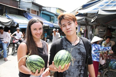 Phùng Ngọc Huy bỏ ca hát đi bán dưa