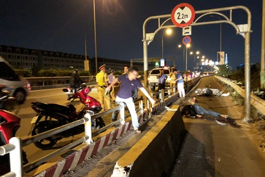 Lao vào dải bê tông đặt giữa đường, người đi xe máy chết thảm