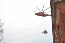 Video trực thăng Nga “chở” máy bay chiến đấu 22 tấn vòng quanh thành phố