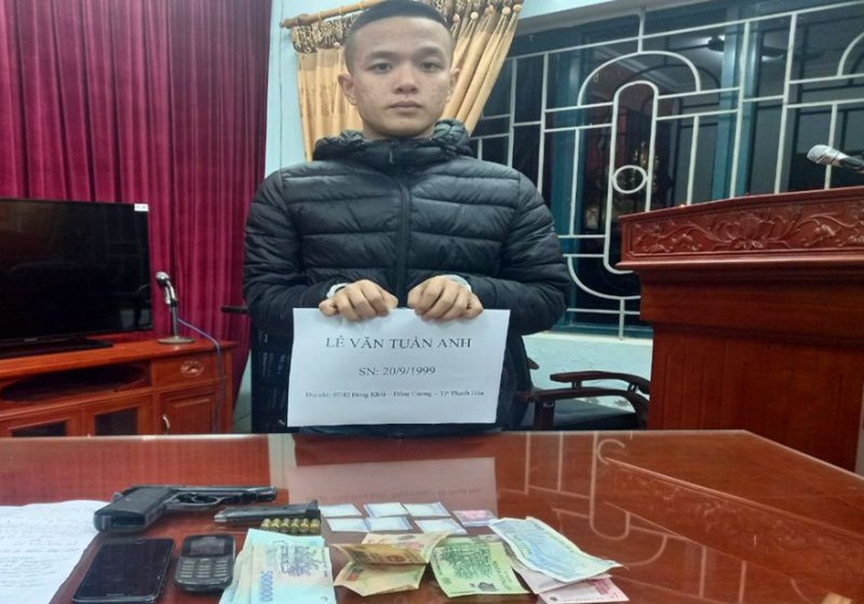 Nam thanh niên mang theo súng quân dụng và 6 viên đạn để phòng thân - 1 Nam thanh niên mang theo súng quân dụng và 6 viên đạn để phòng thân - 1