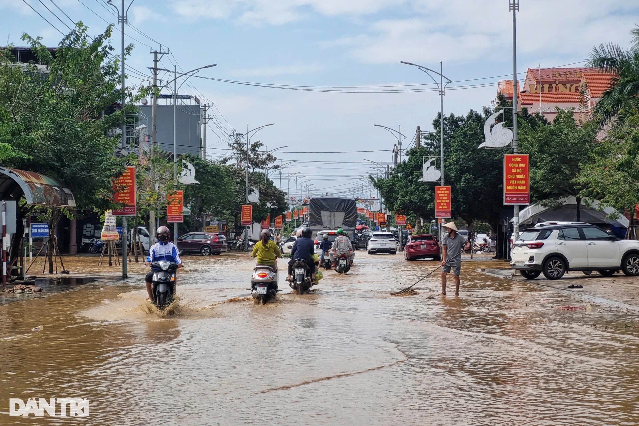 Mưa lũ tại Quảng Bình làm 7 người chết, rốn lũ Lệ Thủy mất 300 tỷ đồng - 1