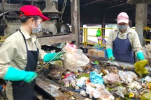 Nghề kỳ lạ, ngửi đủ thứ mùi kinh khủng nhất trên đời