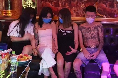 Hà Nội: Bốn đôi nam nữ dùng ma túy trong quán karaoke lúc rạng sáng