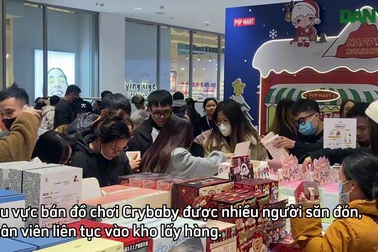Giới trẻ Hà Nội nghỉ làm đi săn búp bê Labubu, Crybaby