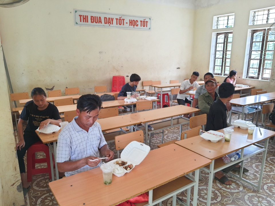 Nghệ An: Những suất cơm ấm lòng sỹ tử vùng cao - 10 Nghệ An: Những suất cơm ấm lòng sỹ tử vùng cao - 10