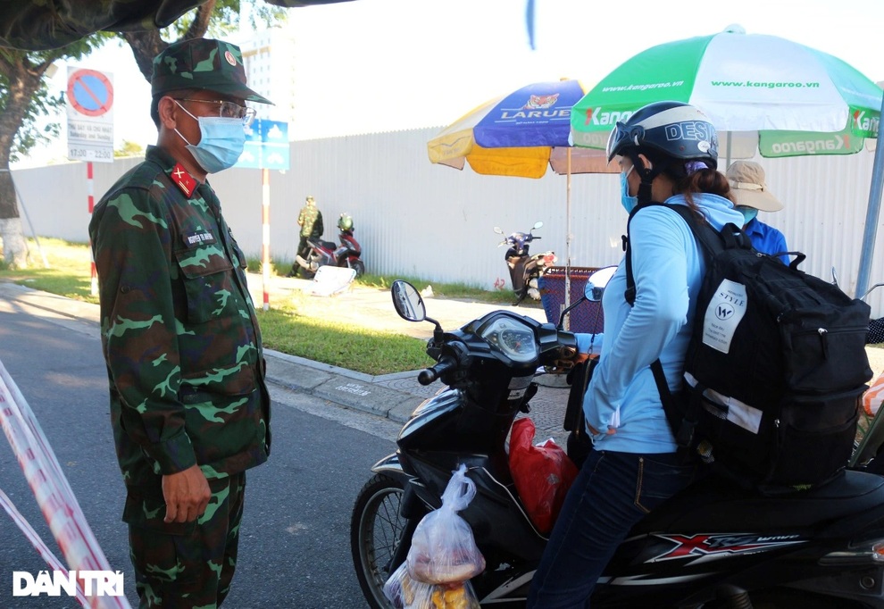 Người Đà Nẵng chở vali, nệm… đến chỗ làm để trực chiến - 7 Người Đà Nẵng chở vali, nệm… đến chỗ làm để trực chiến - 7