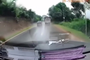 Ô tô gây tai nạn vì vượt ẩu ở góc đường cong