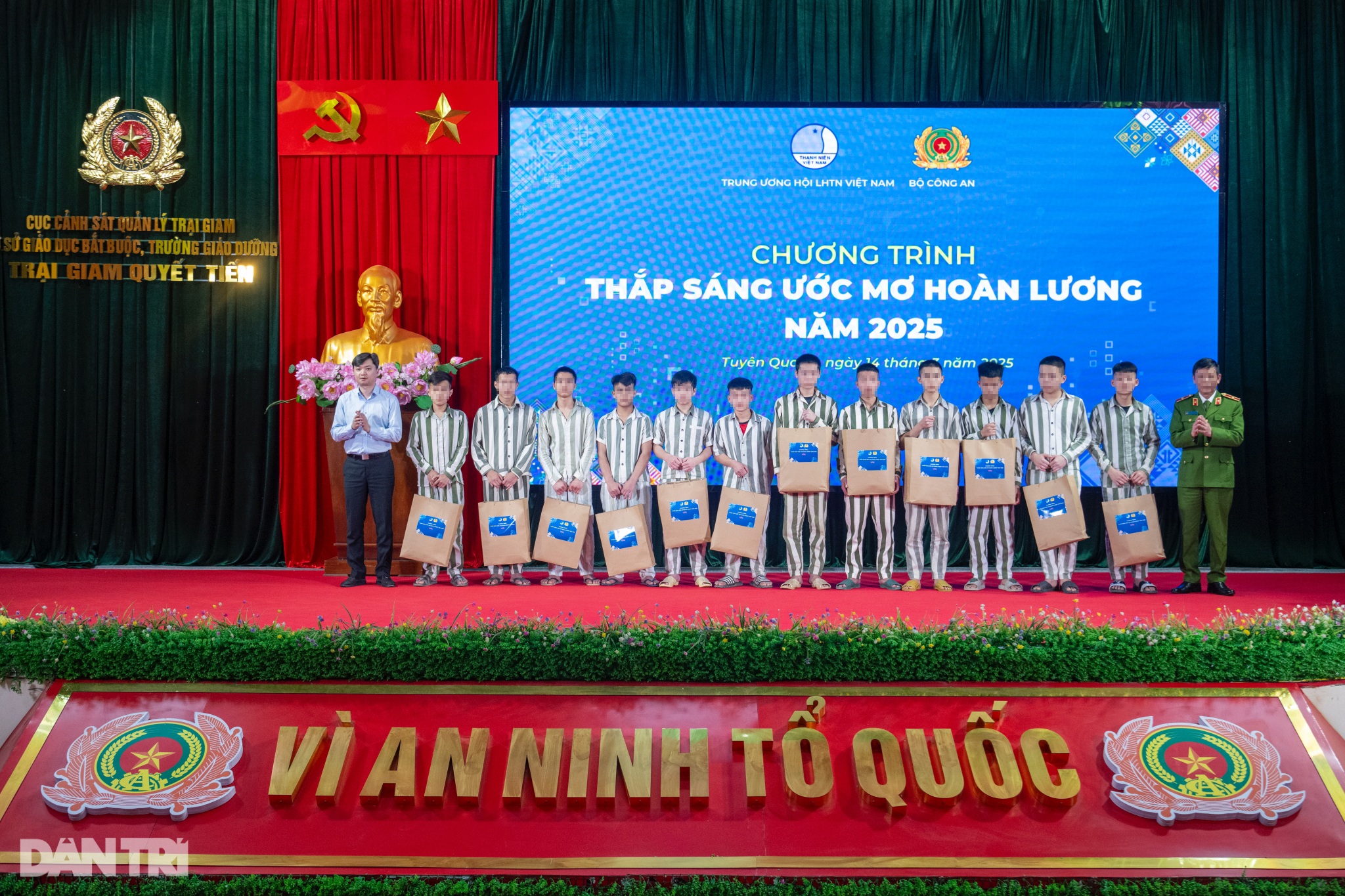 View - Nữ phạm nhân khóc nức nở, khát khao hoàn lương trở về với gia đình | Báo Dân trí