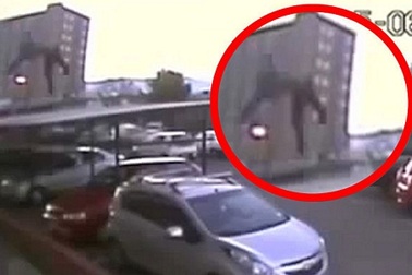 Sống sót thần kỳ sau cú ngã từ tầng 17