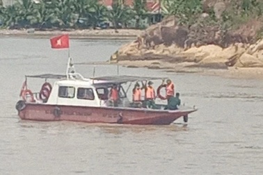 Tàu cá bị sóng đánh chìm, 2 người chết và mất tích