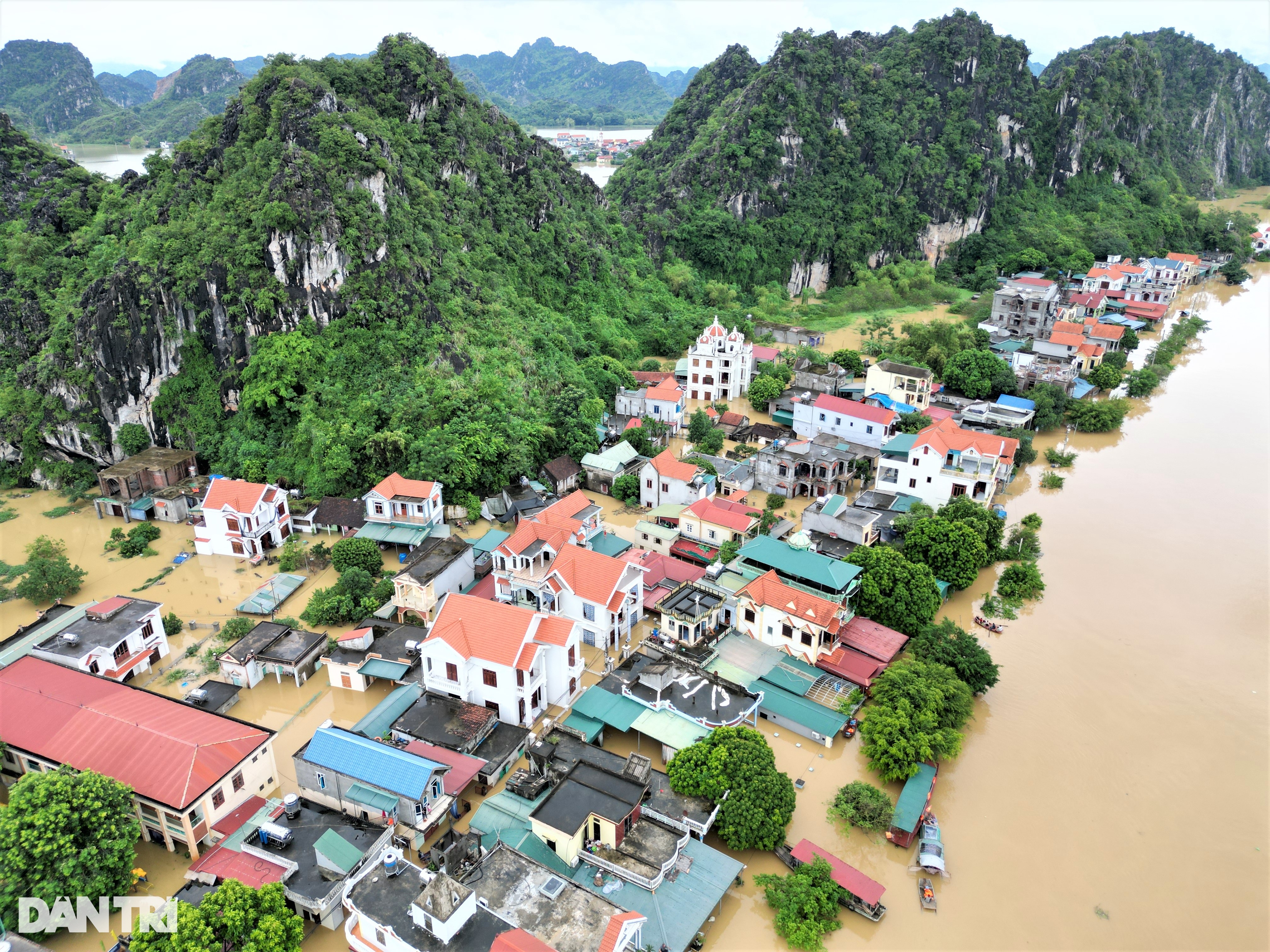 Toàn cảnh cơn đại hồng thủy cô lập hàng nghìn nhà dân ở Ninh Bình - 10 Toàn cảnh cơn đại hồng thủy cô lập hàng nghìn nhà dân ở Ninh Bình - 10