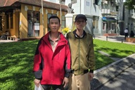 Người cha “gà trống nuôi con” đã đi lại được sau ca thay khớp háng phải