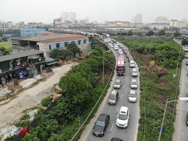 Ngày đầu nghỉ lễ: Nhiều tuyến đường cửa ngõ thủ đô ùn tắc từ sáng đến trưa - 16 Ngày đầu nghỉ lễ: Nhiều tuyến đường cửa ngõ thủ đô ùn tắc từ sáng đến trưa - 16