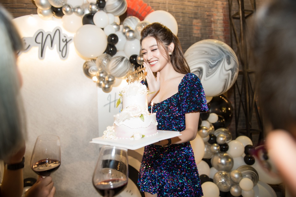 Á hậu Huyền My đón tuổi 26 bên cầu thủ Trọng Đại - 2 Á hậu Huyền My đón tuổi 26 bên cầu thủ Trọng Đại - 2