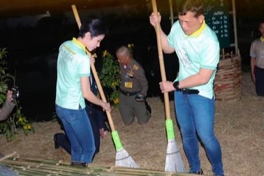 Nhà vua Thái Lan cùng Hoàng quý phi tới thăm, quét dọn nhà tù