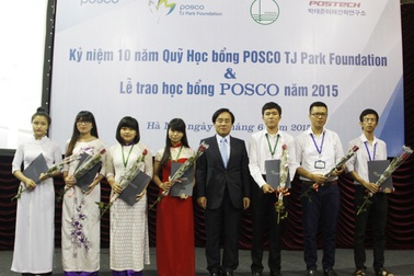 Sinh viên xuất sắc nhận học bổng POSCO TJ Park