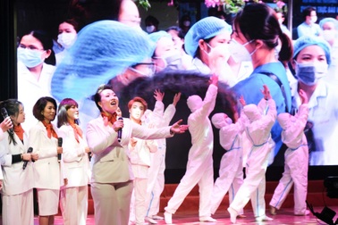 Sao Mai Hiền Anh tri ân các chiến sĩ áo trắng