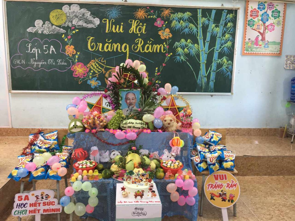 Cô giáo mỹ thuật mỏi tay vẽ tranh Trung thu, thù lao là hộp sữa, chiếc kẹo - 3 Cô giáo mỹ thuật mỏi tay vẽ tranh Trung thu, thù lao là hộp sữa, chiếc kẹo - 3